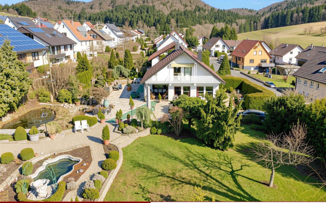 WOHNEN IM PARK: Einfamilienhaus mit Bauplatz, Pfeffingen